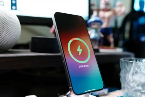 石泉苹果15换屏服务分享用什么充电器给iPhone15充电更好 